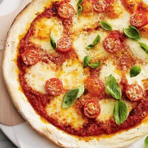 Pizza - Margarita (tomates asados, quesos y albahaca).